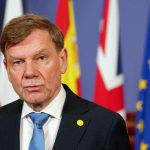 Українцям нагадали про ризики зарплати «в конверті» та втрату майбутньої пенсії